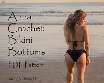 Könnte beinhalten: Schwarze Häkel-Bikinihose mit Bindebändern an den Seiten. Die Hose wird von einer Frau am Strand getragen. Der Text "Anna Crochet Bikini Bottoms PDF Pattern" ist auf dem Bild zu sehen.