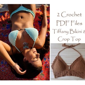 Pu&ograve; includere: Due schemi a crochet PDF per un top bikini blu Tiffany e un top corto marrone. Il top bikini &egrave; mostrato su una modella sdraiata su un telo da spiaggia. Il top corto &egrave; mostrato su una superficie di legno.