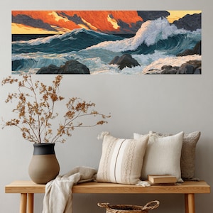 Può includere: Una stampa artistica panoramica da parete che raffigura una scena oceanica turbolenta con onde blu scuro che si infrangono, rocce nere frastagliate e un vibrante cielo al tramonto arancione e giallo. Il dipinto presenta pennellate spesse e materiche.