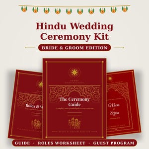 Könnte beinhalten: Ein Hindu-Hochzeitszeremonie-Set bestehend aus drei dunkelroten Broschüren mit goldfarbenen, verzierten Rändern und Text. Das mittlere Heft trägt den Titel The Ceremony Guide, flankiert von einem Roles & Worksheet und einem Guest Program.