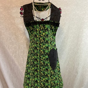 Reversible Apron in St Patricks Day Clovers Fabric. Leprechaun Friendly and Pot of Gold Sparkles of course ...