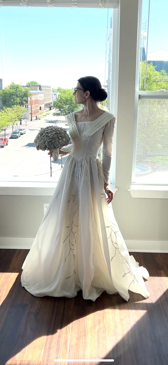 Vintage 1950s Ivory Wedding Dress Pleated Bodice L