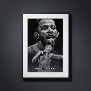 Puede incluir: Un póster enmarcado en blanco y negro que presenta un gran retrato de un luchador sacando la lengua, superpuesto a una imagen más pequeña del mismo luchador celebrando con guantes azules. El texto THE NIGHTMARE está impreso abajo al centro.