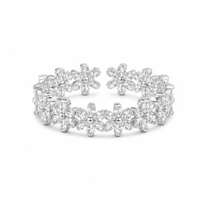 Op de afbeelding: Een zilverkleurige open ring met een doorlopende band van onderling verbonden bloemvormen. Elke bloem bestaat uit zes heldere stenen in marquise-slijpvorm, gerangschikt rondom een centrale ronde steen voor een sprankelend effect.
