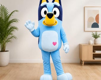 以下が含まれることがあります： 高い耳、黄色い鼻口部、黒い鼻を持つ青い犬のキャラクターの全身マスコットコスチューム。キャラクターは水色の毛皮、目の周りに濃い青色の斑点があり、胸の中央に小さなピンク色のハートのグラフィックが描かれています。