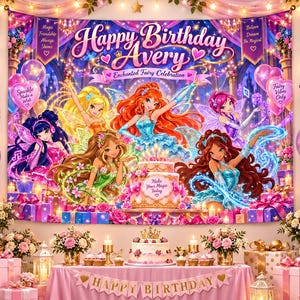 Puede incluir: Un gran telón de fondo rectangular con seis personajes de hadas, un pastel de cumpleaños de varios niveles y el texto Happy Birthday Avery Enchanted Fairy Celebration. La escena incluye globos rosas y morados, flores y regalos.