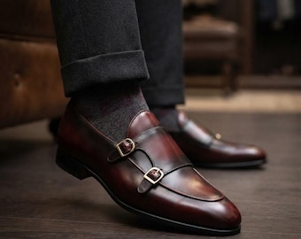 Zapatos de cuero burdeos bruñido con doble hebilla, hechos a mano.
