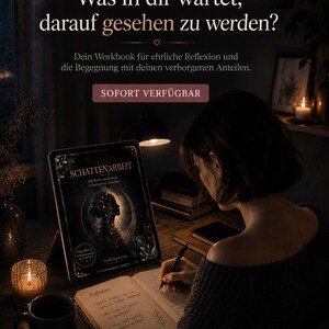 Könnte beinhalten: Ein digitales Tablet mit einem Buchcover namens SCHATTENARBEIT, das ein Profil in Silhouette vor einem Halbmond zeigt, neben einem aufgeschlagenen Notizbuch mit handschriftlichem Text und einem Stift in einem schwach beleuchteten Raum.