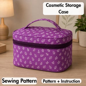 Puede incluir: Un estuche de almacenamiento cosmético morado con un patrón de hojas blancas, un asa superior y una cremallera de color morado oscuro. El texto Cosmetic Storage Case, Sewing Pattern y Pattern + Instruction es visible.