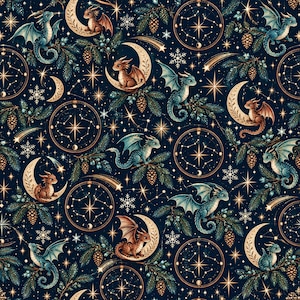 Puede incluir: Un patrón continuo sobre un fondo azul oscuro que presenta pequeños dragones, lunas crecientes, ramas de pino con piñas, copos de nieve y cartas celestes doradas. El diseño incluye varias posturas de dragones y estrellas brillantes.