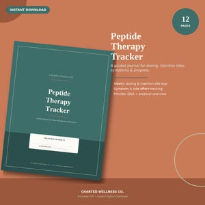 Op de afbeelding: Een 12-pagina tellend Peptide Therapy Tracker dagboek in donkerblauwgroen met witte tekst. De omslag bevat de titel, een sectie voor persoonlijke gegevens en een lijst met inhoud zoals dosering, injectieplaatsen, symptomen en voortgang.