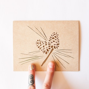 Tarjeta de cono de pino Loblolly: Tarjetas de felicitación navideñas--Tarjeta de invierno cortada con láser--Cono de pino--Tarjetas de Navidad