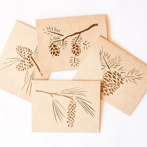 Conjunto de tarjetas de cono de pino (4): Tarjetas de felicitación navideñas--Conjunto de tarjetas de invierno cortadas con láser--Conjunto de conos de pino--Tarjetas de Navidad
