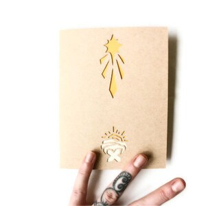 Nowoczesna kartka świąteczna „Szopka”: wycinana laserowo kartka okolicznościowa