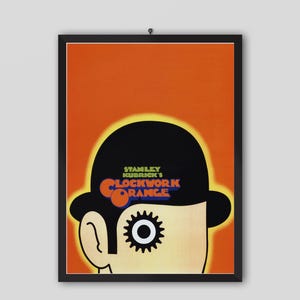 Pode incluir: Um cartaz emoldurado com uma ilustração gráfica de um chapéu-coco preto sobre um fundo laranja sólido. O texto diz Stanley Kubrick's A Clockwork Orange. Um símbolo de engrenagem preta substitui um olho e a letra O é estilizada como uma laranja.