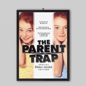 Può includere: Una locandina cinematografica incorniciata per The Parent Trap Special Double Trouble Edition. Il poster presenta due volti identici affiancati, separati da un pannello verticale bianco contenente i nomi del cast e il titolo del film in nero.
