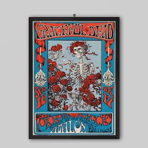 Może przedstawiać: Prostokątny plakat koncertowy przedstawiający szkielet ozdobiony czerwonymi różami na jasnoniebieskim tle. Tekst głosi Grateful Dead, Sept 16, Sept 17, Oxford Circle oraz Avalon Ballroom. Projekt zawiera czerwone banery i ozdobne obramowania.