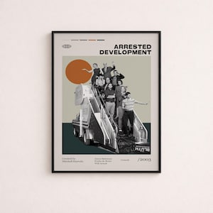 Op de afbeelding: Een ingelijste poster met de tekst Arrested Development, een grote oranje cirkel en een zwart-wit collage van de cast op een trap naar een voertuig van de Bluth Company. Het ontwerp bevat de tekst Created by Mitchell Hurwitz, Jason Bateman, Portia de Rossi, Will Arnett, Comedy en 2003.