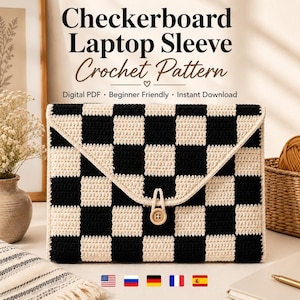 Op de afbeelding: Een rechthoekige gehaakte laptoptas met een zwart en crèmekleurig dambordpatroon, voorzien van een driehoekige flap die wordt gesloten met een lichtbruine houten knoop. De tekst luidt: Checkerboard Laptop Sleeve Crochet Pattern, Digital PDF, Beginner Friendly, Instant Download.