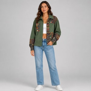 Peut inclure: Une veste boutonnée vert olive à manches longues, dotée de panneaux en tissu à motifs géométriques multicolores sur les épaules, les poches de poitrine et les poignets. La veste est portée sur un haut court blanc avec un jean bleu clair.