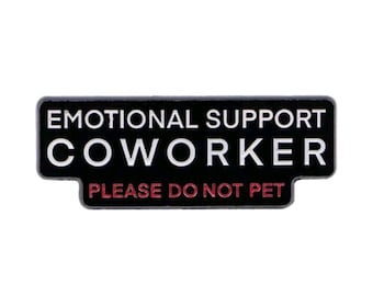 Peut inclure: Épinglette en émail noir avec du texte blanc qui dit "Emotional Support Coworker" et du texte rouge qui dit "Please Do Not Pet".