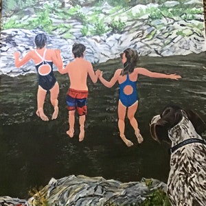 Puede incluir: Tres niños en traje de baño chapotean en un río oscuro y poco profundo. Un perro marrón y blanco los observa desde la orilla.