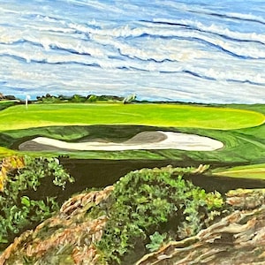 Puede incluir: Una pintura de un green de golf con un bunker de arena y un árbol solitario en el fondo. El cielo es azul con nubes blancas.