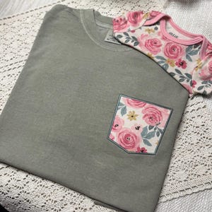 カスタム記念ポケットTシャツ、コンフォートカラーズシャツ、思い出の生地のメモリーシャツ