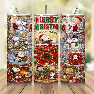 Op de afbeelding: Een cilindrische metalen beker met een kleurrijk Peanuts kerstthema met Snoopy, Charlie Brown en vrienden. Het ontwerp bevat de teksten Merry Christmas, 'Tis the Season en Joy Love Laughter, met feestelijke lichtjes, bomen en sneeuw.