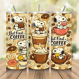 Könnte beinhalten: Ein zylindrischer Becher mit Strohhalm und einem wiederkehrenden Muster aus Snoopy und Woodstock mit Kaffeetassen, Donuts und Kaffeebohnen. Das Design enthält den Text But First Coffee in brauner Schrift auf einem beigen und cremefarbenen Karomuster.