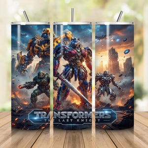 Op de afbeelding: Een cilindervormige metalen beker met een rondlopende afbeelding van Transformers-personages, waaronder Optimus Prime, Bumblebee en Megatron in een gevechtsscène. De tekst Transformers The Last Knight staat onderaan het ontwerp.