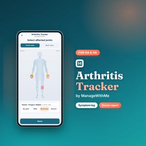 Puede incluir: Una pantalla de teléfono móvil que muestra la interfaz de una aplicación Arthritis Tracker con un diagrama del cuerpo humano para seleccionar las articulaciones afectadas, junto al texto Arthritis Tracker by ManageWithMe, FOR RA & OA, Symptom log y Doctor report.