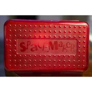 Estuche para lápices SpaceMaker vintage, de plástico rojo translúcido, para material escolar de los años 90.