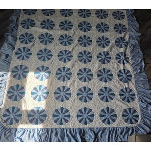 Trapunta vintage fatta a mano blu Dresden Plate, con volant e patchwork a quadretti.