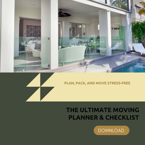 Może przedstawiać: Cyfrowa grafika przedstawiająca nowoczesne patio z basenem i białymi meblami. Tekst brzmi: PLAN, PACK, AND MOVE STRESS-FREE, THE ULTIMATE MOVING PLANNER & CHECKLIST, oraz przycisk z napisem DOWNLOAD na ciemnozielonym tle.