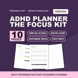 Peut inclure: Un planificateur TDAH numérique intitulé THE FOCUS KIT avec 10 pages incluant time blocking, brain dump, dopamine menu et routines. Le design présente du texte blanc sur fond violet foncé avec trois mises en page de planificateur affichées.