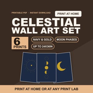 Op de afbeelding: Een set van zes hemelse wandposters met een marineblauwe achtergrond en gouden ontwerpen van de zon, maanfasen en sterren. De tekst luidt: PRINTABLE PDF, INSTANT DOWNLOAD, PRINT AT HOME, CELESTIAL WALL ART SET, 6 PRINTS, NAVY & GOLD, MOON PHASES, UP TO 61X91CM, PRINT AT HOME OR AT ANY PRINT LAB.