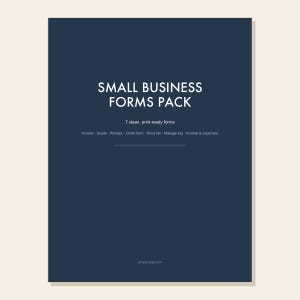 Op de afbeelding: Een donkerblauwe rechthoekige documentomslag met de witte tekst SMALL BUSINESS FORMS PACK, 7 clean, print-ready forms, en een lijst met Invoice, Quote, Receipt, Order form, Price list, Mileage log en Income & expenses.