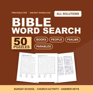 Op de afbeelding: Een digitale verzameling Bijbelse woordzoekers met 50 puzzels over thema's zoals boeken, mensen, psalmen en gelijkenissen. De bruine afbeelding bevat witte tekst, labels voor printbare PDF's en drie witte pagina's met woordzoekers.