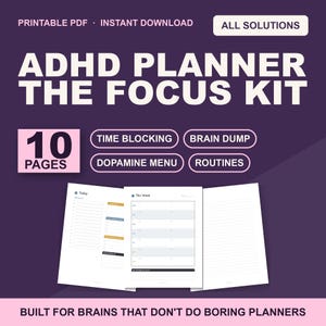 Op de afbeelding: Een digitale ADHD-planner genaamd The Focus Kit met 10 pagina's inclusief time blocking, brain dump, dopamine menu en routines. De paarse afbeelding bevat witte tekst en toont drie voorbeelden van plannerpagina's met gelinieerde secties.