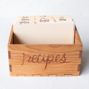 Boîte de recettes en bois gravée avec séparateurs - Convient aux cartes de recettes de 4 x 6 po. pour cuisiniers amateurs et boulangers
