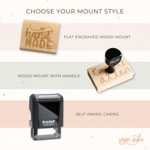 K&ouml;nnte beinhalten: Drei verschiedene Montageoptionen f&uuml;r einen Stempel. Die erste Option ist ein flacher, gravierter Holzsockel mit dem Text "hand made". Die zweite Option ist ein Holzsockel mit Griff und dem Text "Coffee Allen". Die dritte Option ist ein selbsttintenendes Geh&auml;use mit dem Text "trodat printy 4910".