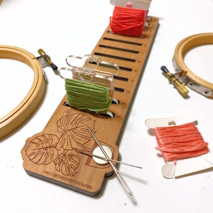 Support pour organiseur de fil à broder - Support de canette 12 couleurs (prêt à être expédié)