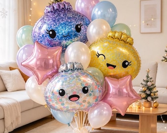 Könnte beinhalten: Ein großer Ballonstrauß mit drei runden Charakterballons mit Gesichtern in Lila, Gelb und schillerndem Silber, akzentuiert durch rosa sternförmige Ballons und verschiedene runde Latexballons in Pastelltönen wie Blau, Weiß und Lavendel.
