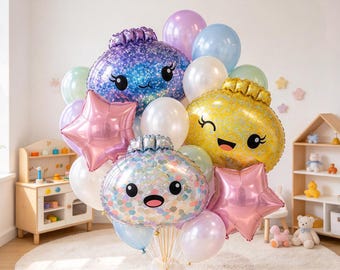 Könnte beinhalten: Ein Ballonstrauß mit drei großen Folienballons in Form lächelnder Figuren in Blau, Gelb und schillerndem Silber, ergänzt durch zwei rosa Sternballons und mehrere runde Latexballons in verschiedenen Pastelltönen.