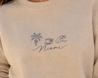 Sudadera de Miami, Sudadera con cuello redondo y palmeras Cafecito Ocean, Suéter Coquette City con lazo rosa, Regalo de Miami para ella, Suéter navideño de Florida