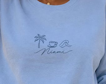 Sudadera de Miami, sudadera con cuello redondo y palmeras, suéter minimalista con diseño lineal de la ciudad, regalo de Miami para ella, suéter navideño de Florida.