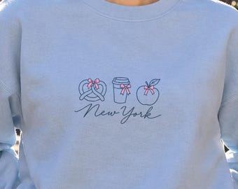 Sudadera de Nueva York, sudadera con cuello redondo de NYC Pretzel Coffee Big Apple, suéter Pink Bow Coquette City, regalo de Nueva York para ella, suéter de Navidad