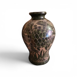 Peut inclure: Un vase vert foncé au corps arrondi et au col étroit, orné de gravures au trait représentant une tortue marine et des plantes aquatiques. La surface présente une finition marbrée avec des motifs clairs soulignant les détails de la carapace.