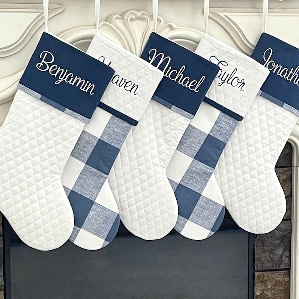 Calcetines navideños acolchados personalizados en azul marino y blanco con estampado de cuadros de búfalo, calcetines estilo granja, decoración náutica